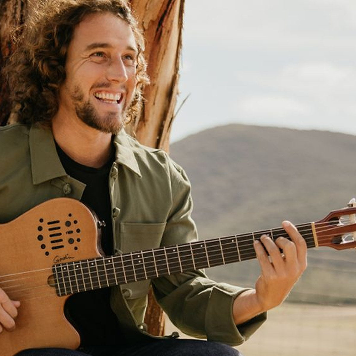 Vincè Colonna, La Petite Culotte, en veste SGIÒ avec sa guitare