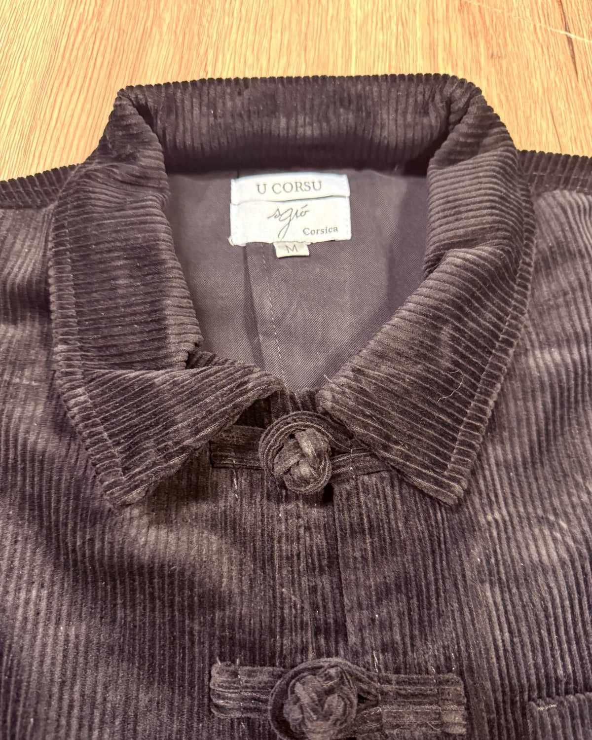 Bleu de chine velours noir SGIÒ, col et étiquette U CORSU