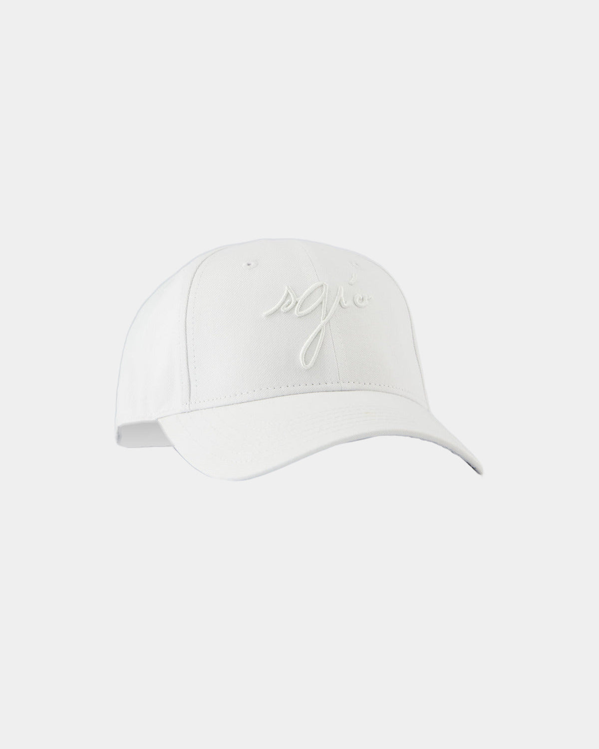 Casquette blanche en coton SGIÒ, signature brodée ton sur ton, vue de trois quarts sur fond clair