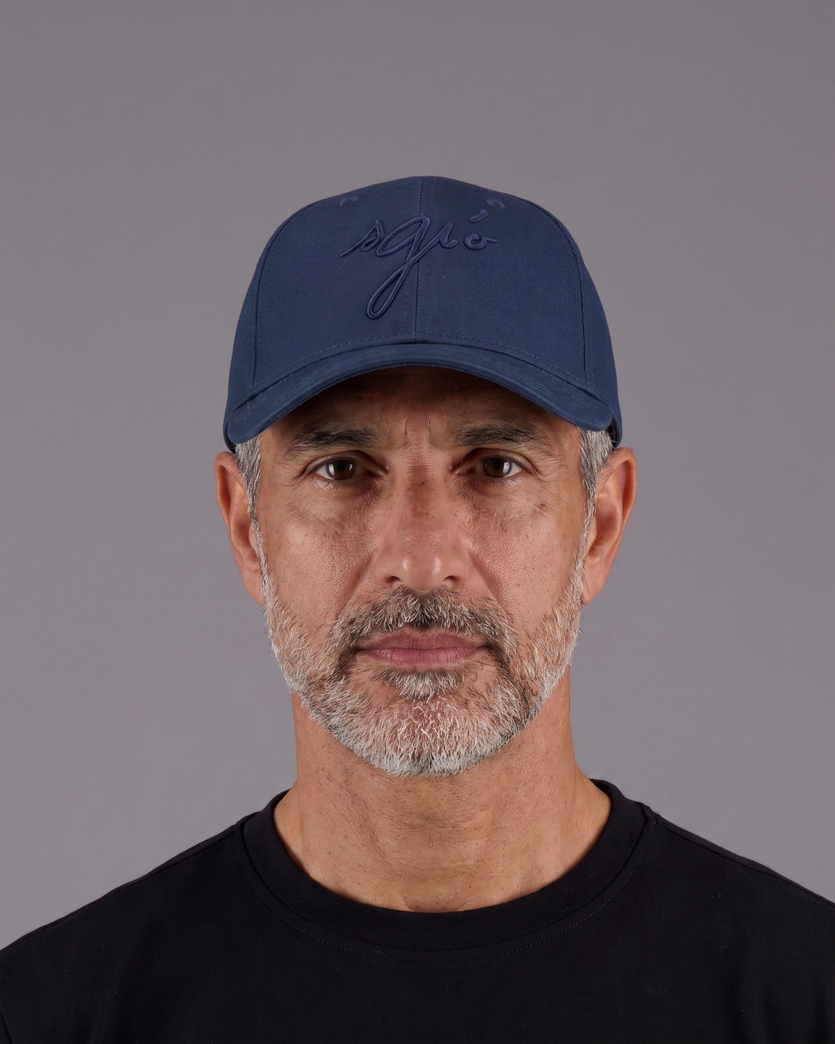 Casquette bleu marine Sgiò portée, broderie ton sur ton, homme, studio
