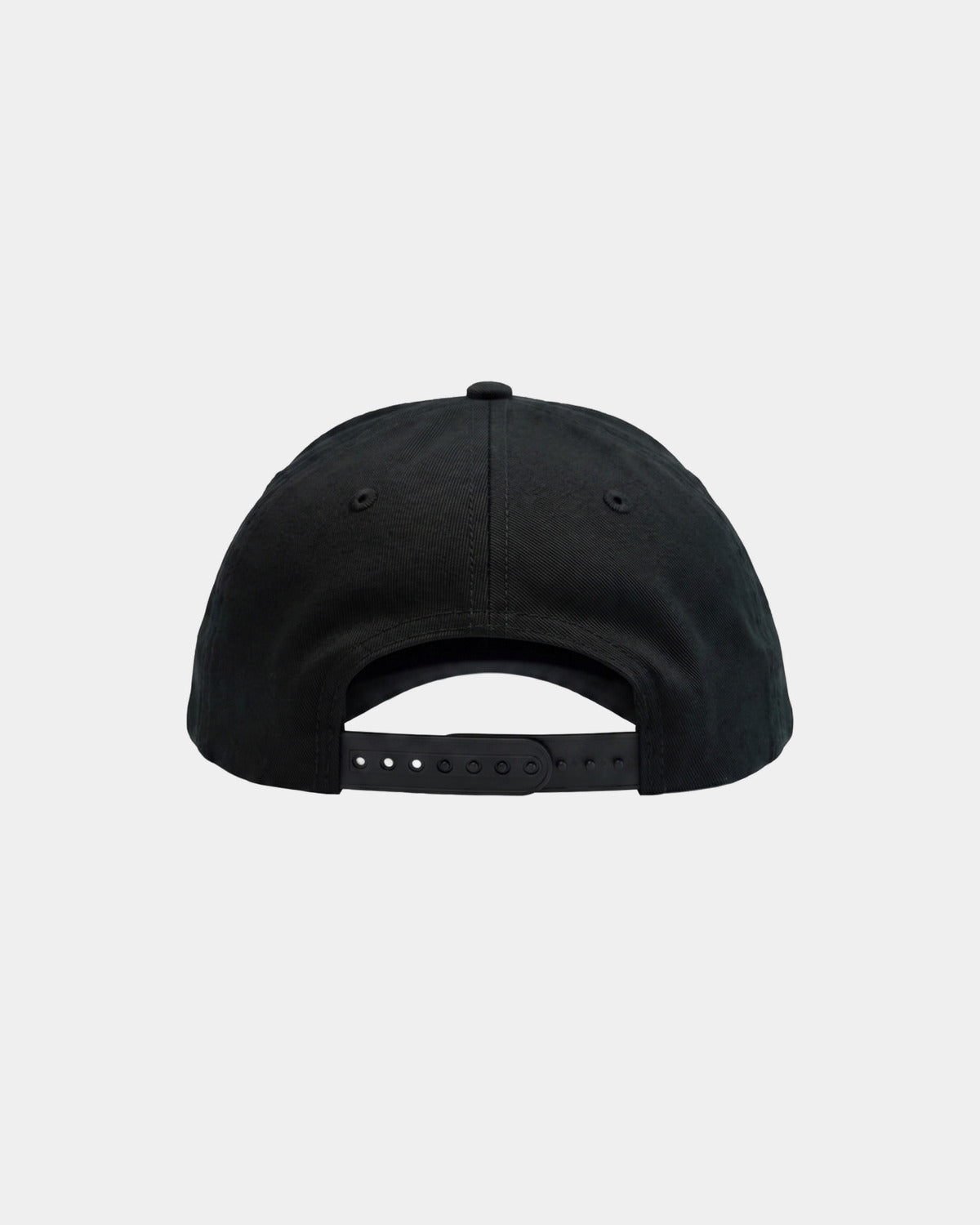 Casquette noire en coton SGIÒ, vue de dos, sangle de réglage en plastique, sur fond clair