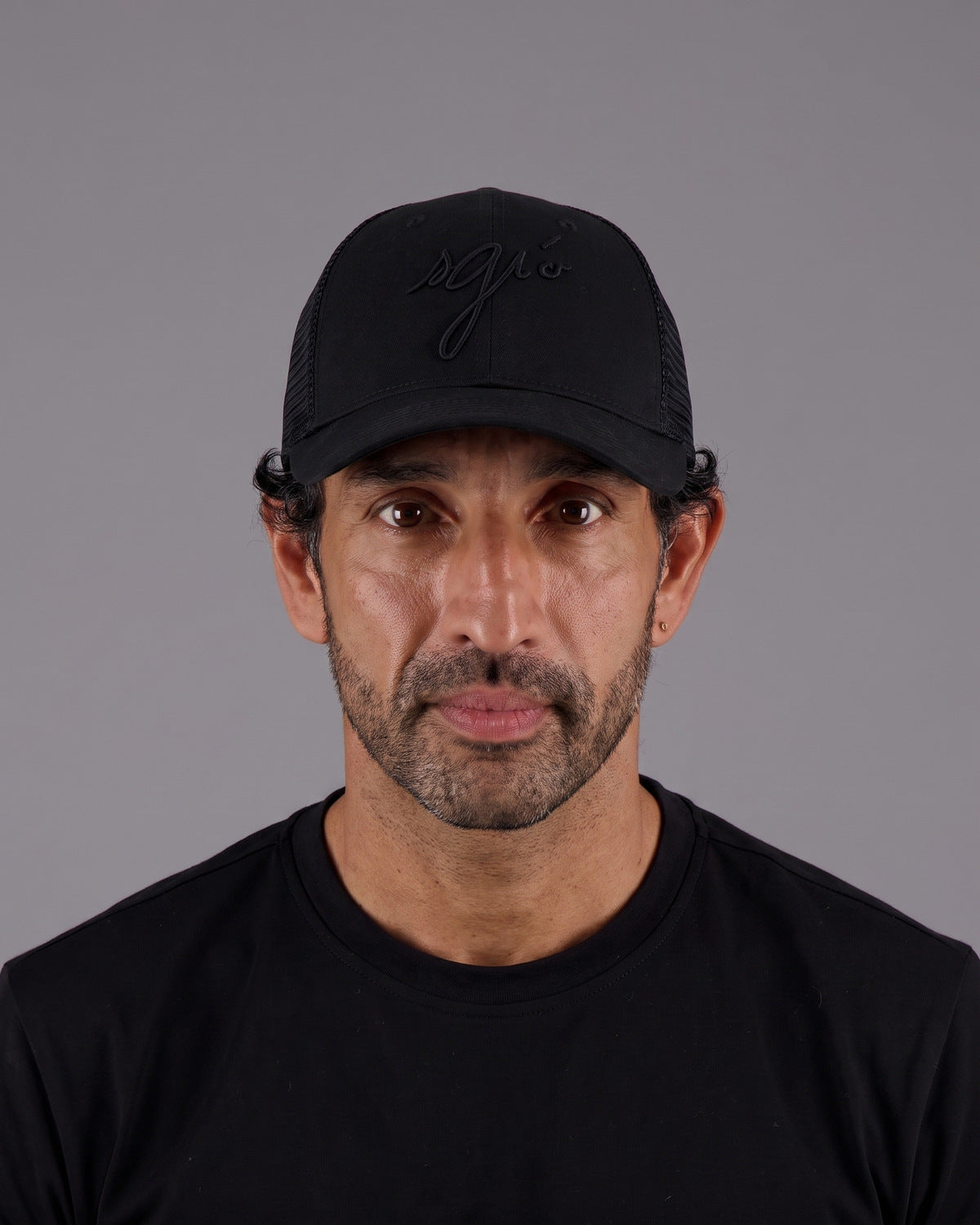 Casquette filet noire Sgiò portée, broderie ton sur ton, homme, studio