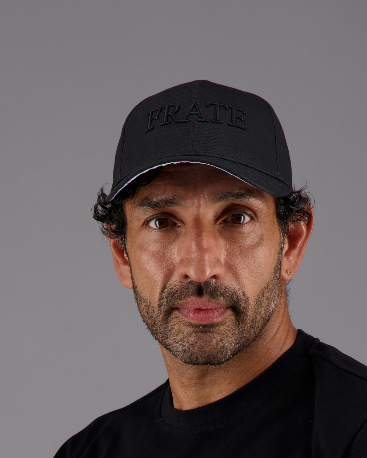 Casquette noire Frate portée, broderie ton sur ton, homme, studio