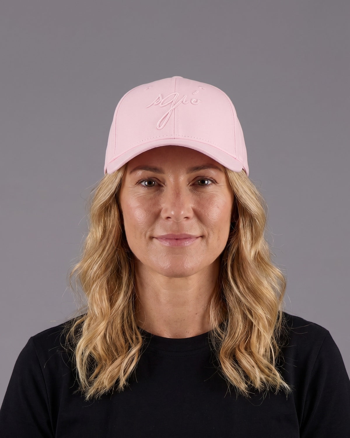 Casquette rose Sgiò portée, broderie ton sur ton, femme, studio