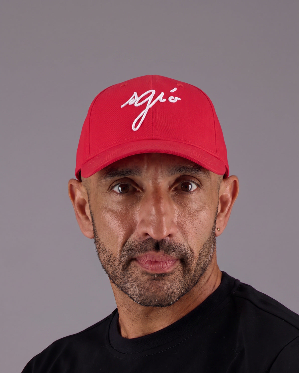 Casquette rouge Sgiò portée, broderie blanche, homme, studio