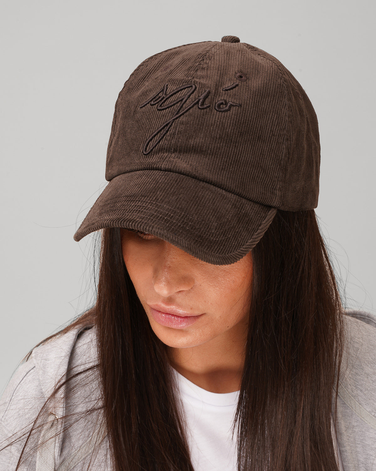 Casquette Corse en velours côtelé marron portée, femme, studio