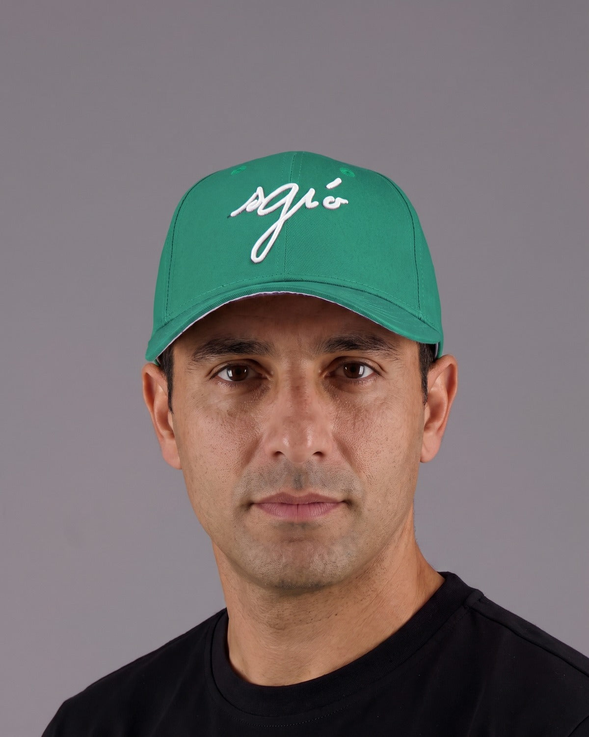 Casquette verte Sgiò portée, broderie blanche, homme, studio