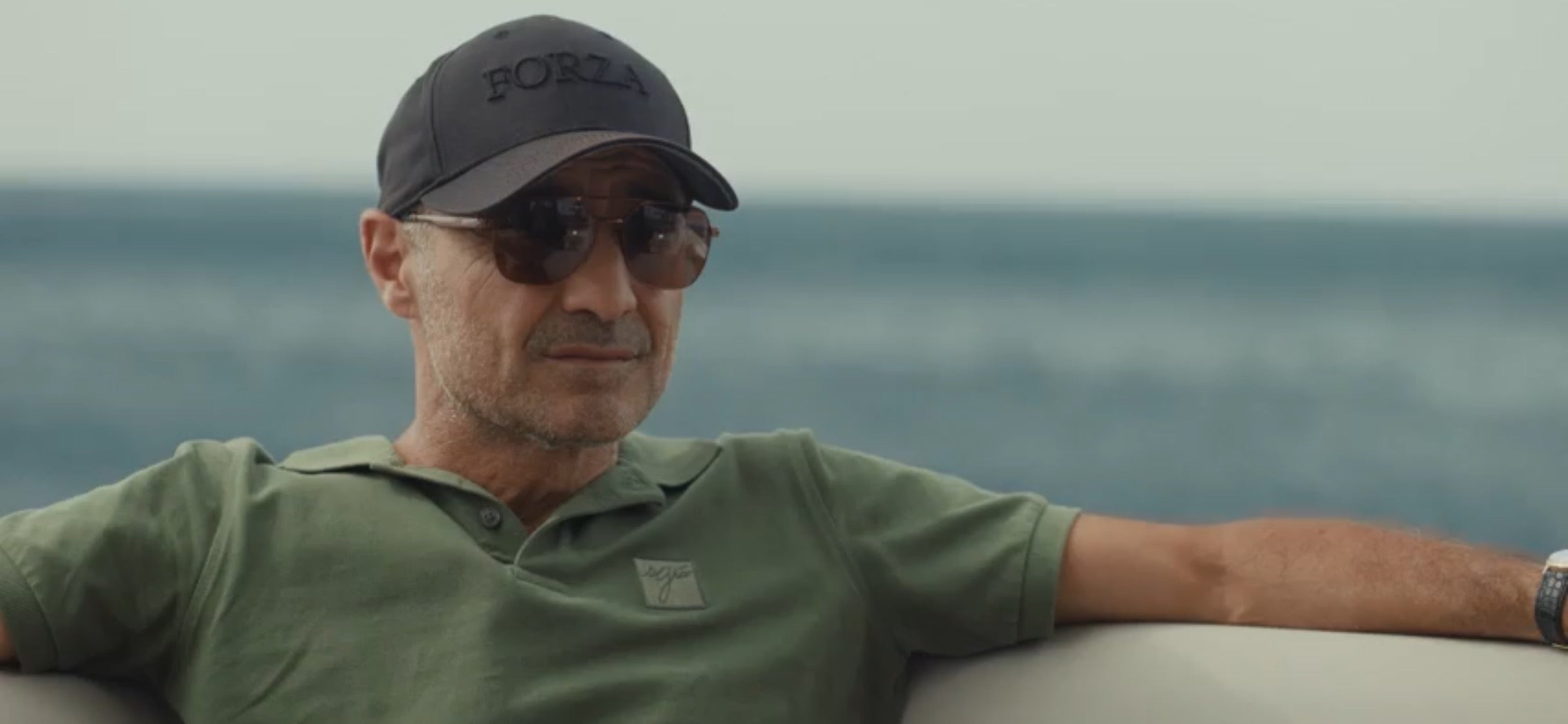 Éric Fraticelli portant une casquette Forza dans la série Plaine Orientale sur Canal+ – acteur corse iconique incarnant l’esprit de la Corse à l’écran