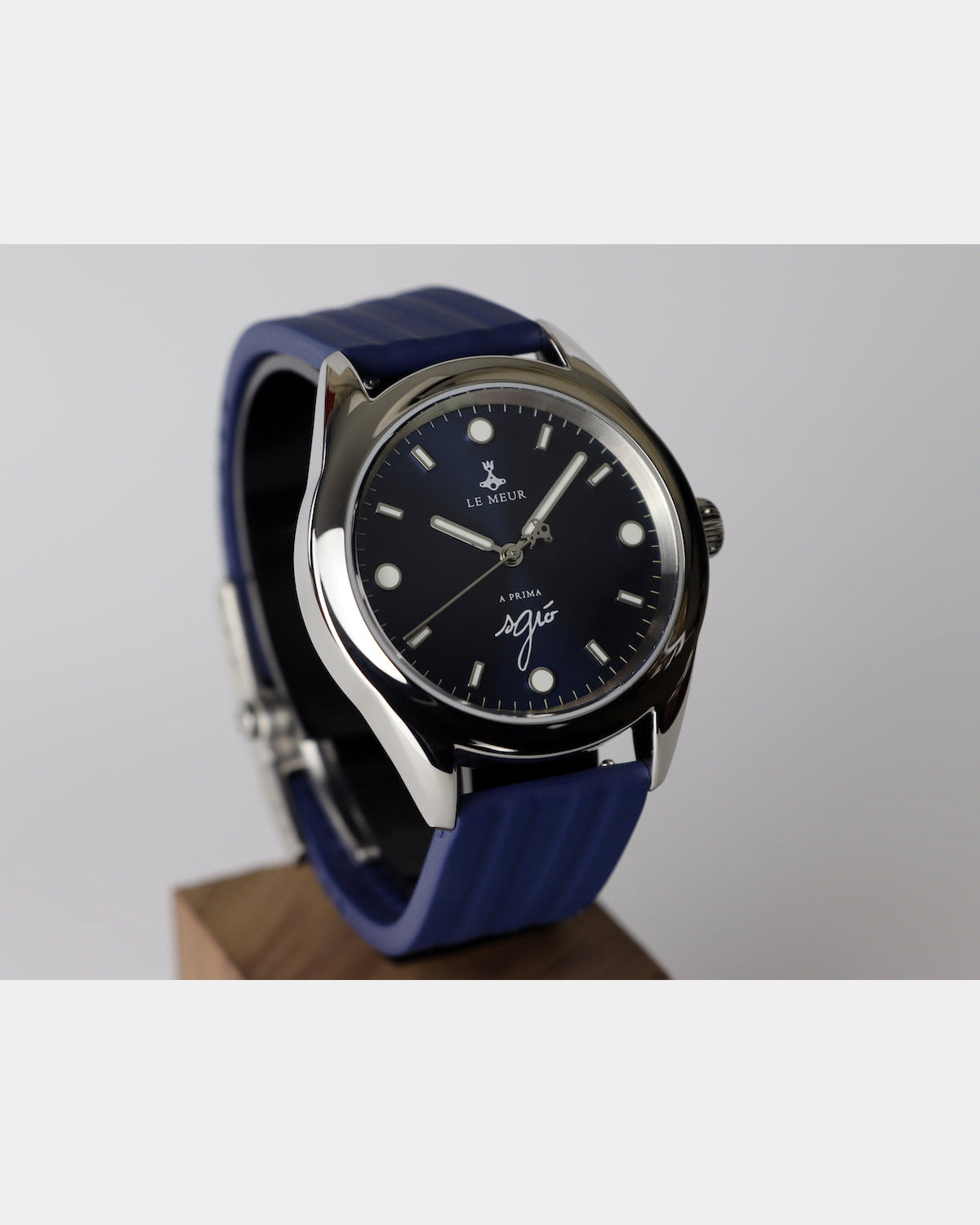 La montre 38m Made in Corsica édition limitée disponible sur commande., vue de face sur fond clair