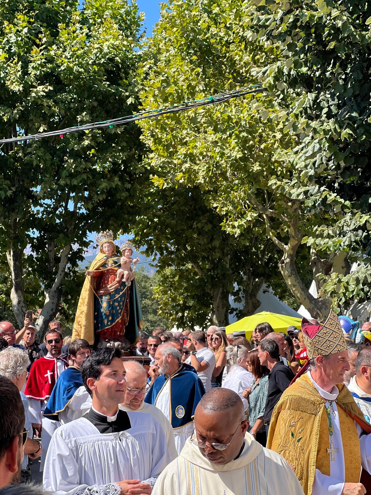 Statue de la Vierge portée en procession sous les platanes à Casamaccioli