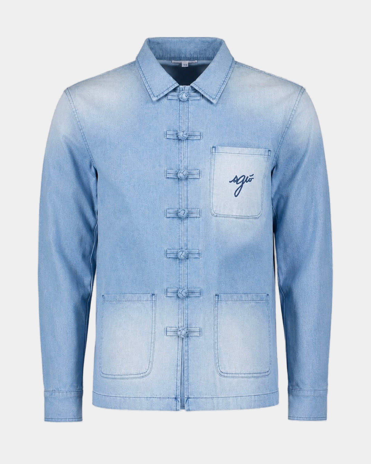 Veste Bleu de chine délavée SGIÒ, brandebourgs noués, poche poitrine brodée, vue de face sur fond clair