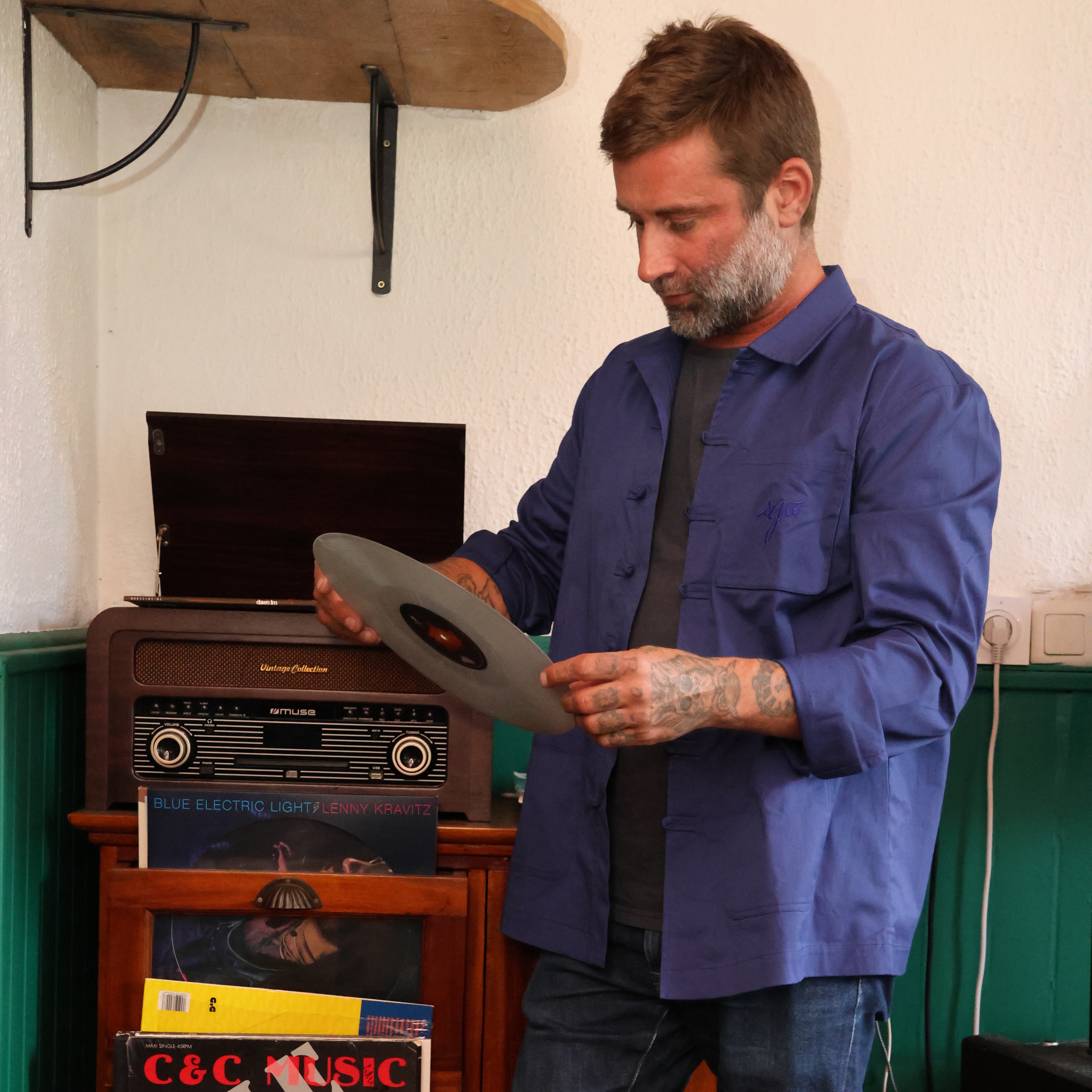 Veste bleu de Chine indigo de la marque corse SGIO – vêtement emblématique en teinte traditionnelle inspirée de l’identité insulaire et de l’héritage méditerranéen
