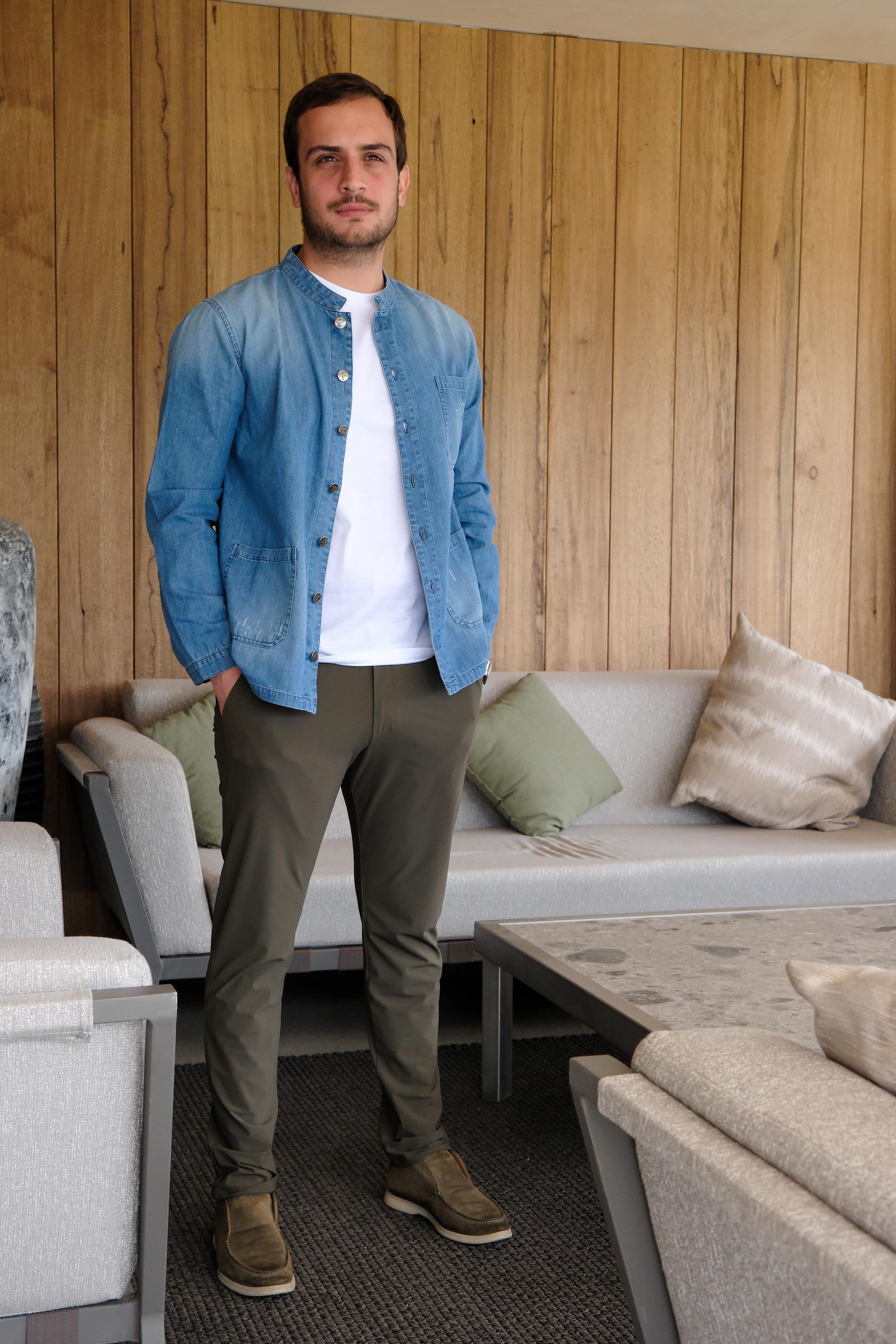 Bleu de chauffe authentique, inspiré de la tradition des vêtements de travail. Ce vêtement robuste et pratique, souvent porté par les artisans et les travailleurs, combine confort et durabilité. Confectionné dans un tissu solide et résistant, il offre une coupe confortable et ajustée, idéale pour les activités quotidiennes ou un look vintage. Le bleu de chauffe est un incontournable pour ceux qui recherchent un style à la fois intemporel et fonctionnel. Parfait pour un look décontracté ou pour ajouter une t