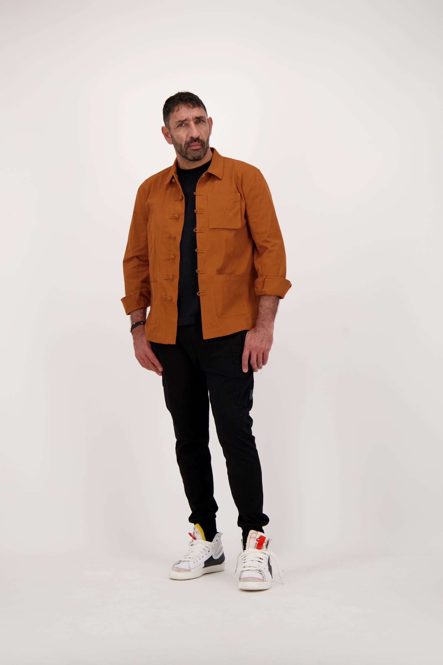 Veste bleu de Chine safran de la marque corse SGIO – vêtement traditionnel revisité avec une touche moderne et une couleur vive inspirée de la Méditerranée