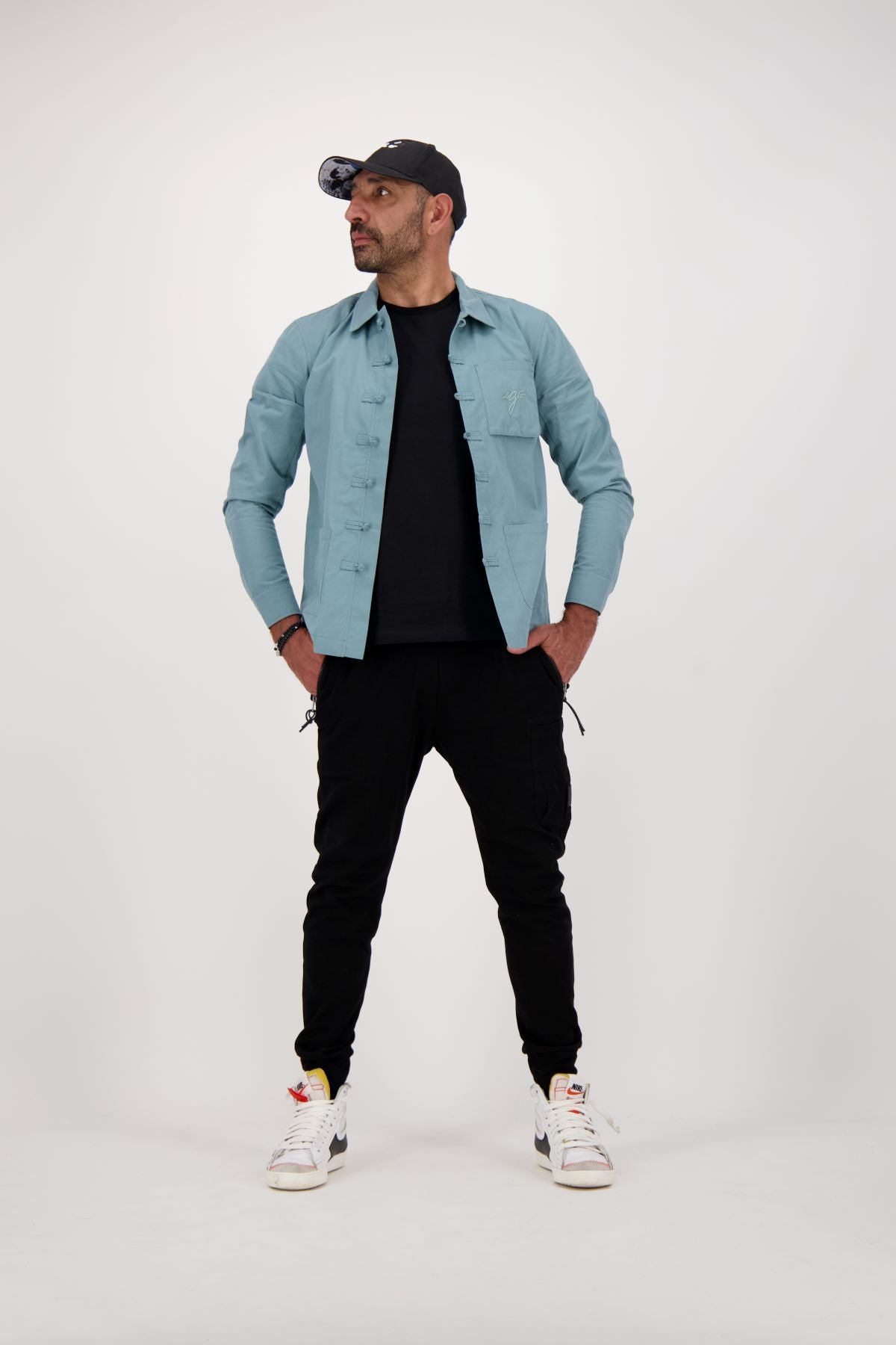 Veste bleu de Chine turquoise de la marque corse SGIO – couleur inspirée des eaux cristallines de la plage de Santa Giulia en Corse, style authentique et moderne