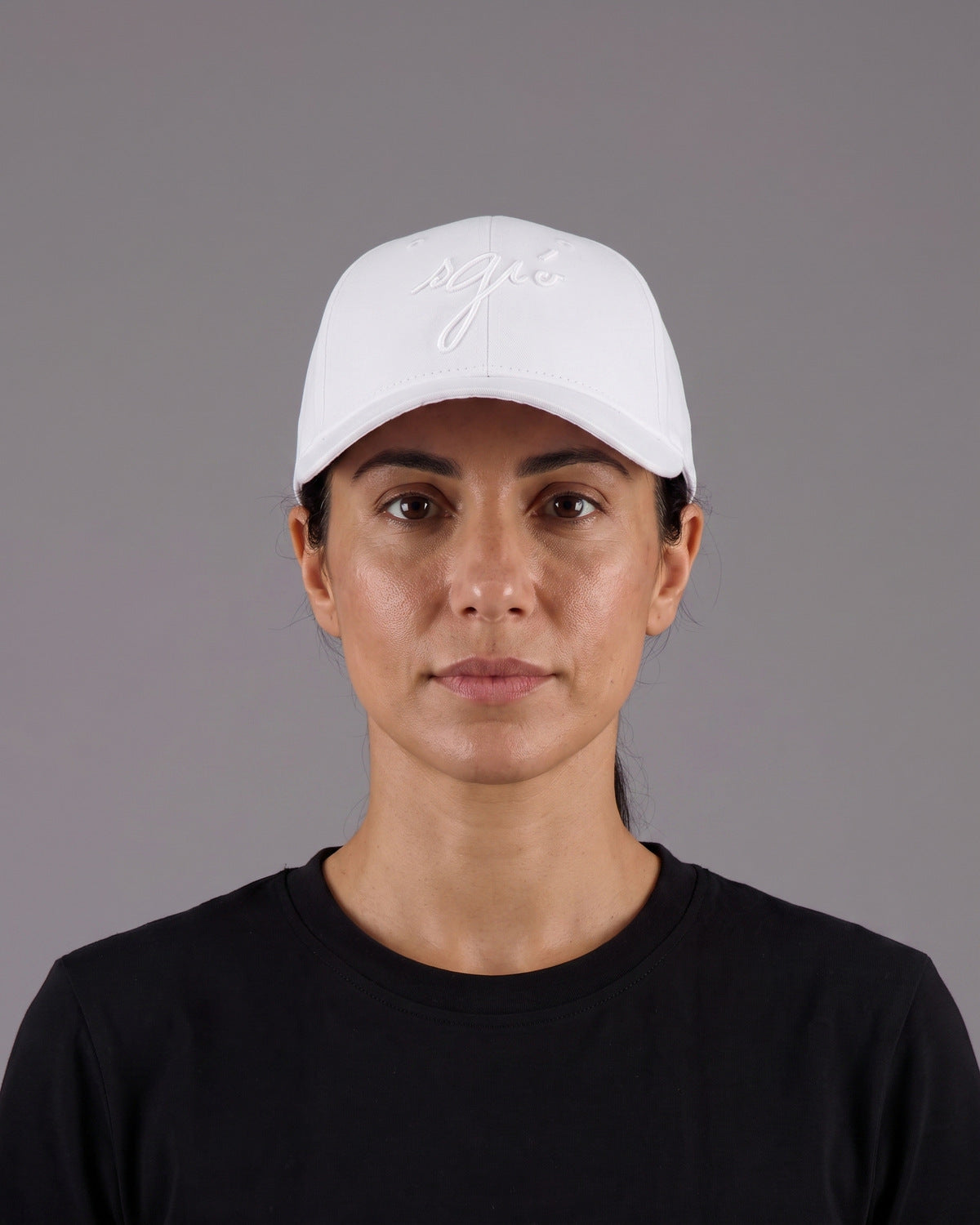 Casquette blanche Sgiò portée, broderie ton sur ton, femme, studio