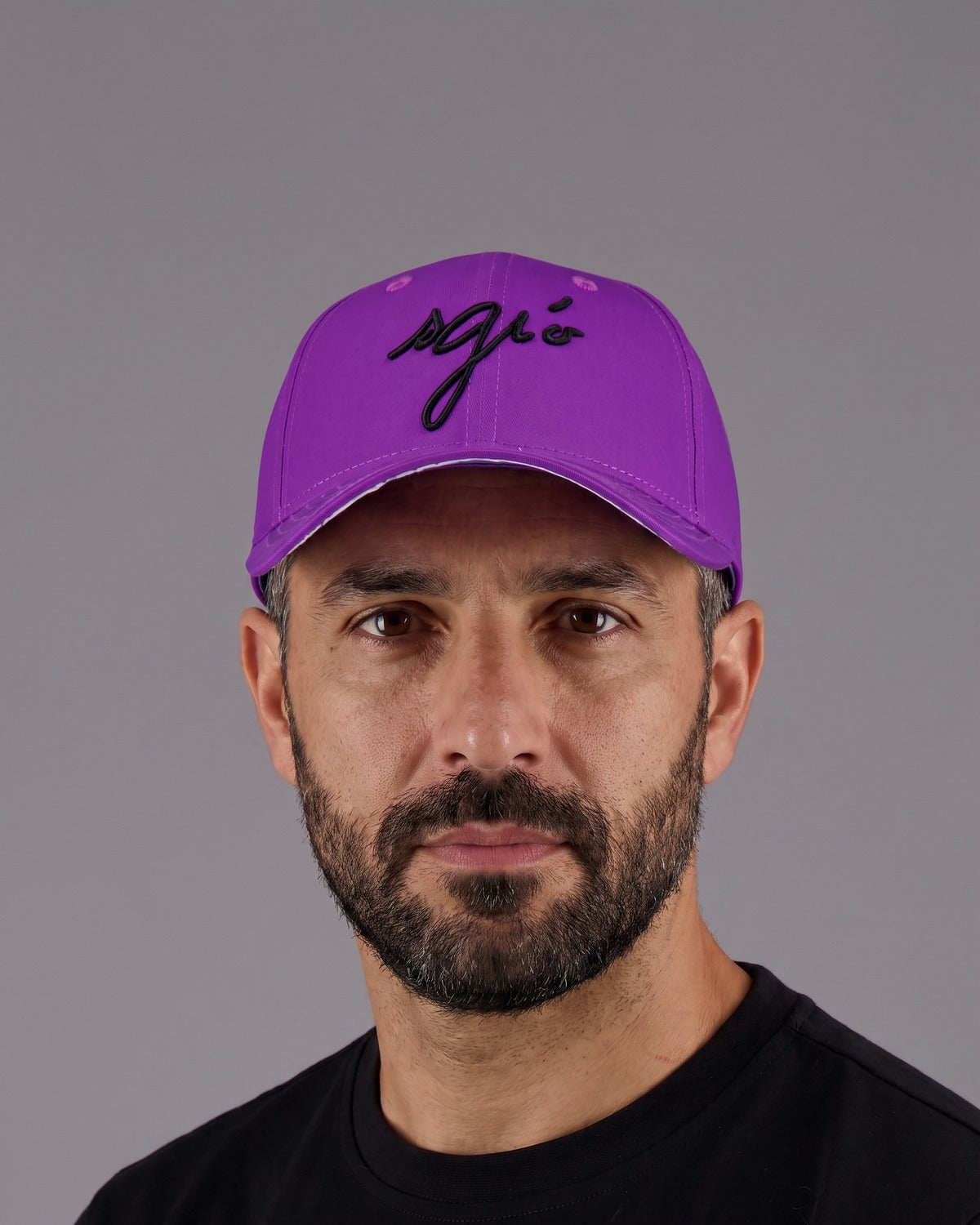 Casquette Murtoli violette Sgiò portée, broderie noire, homme, studio