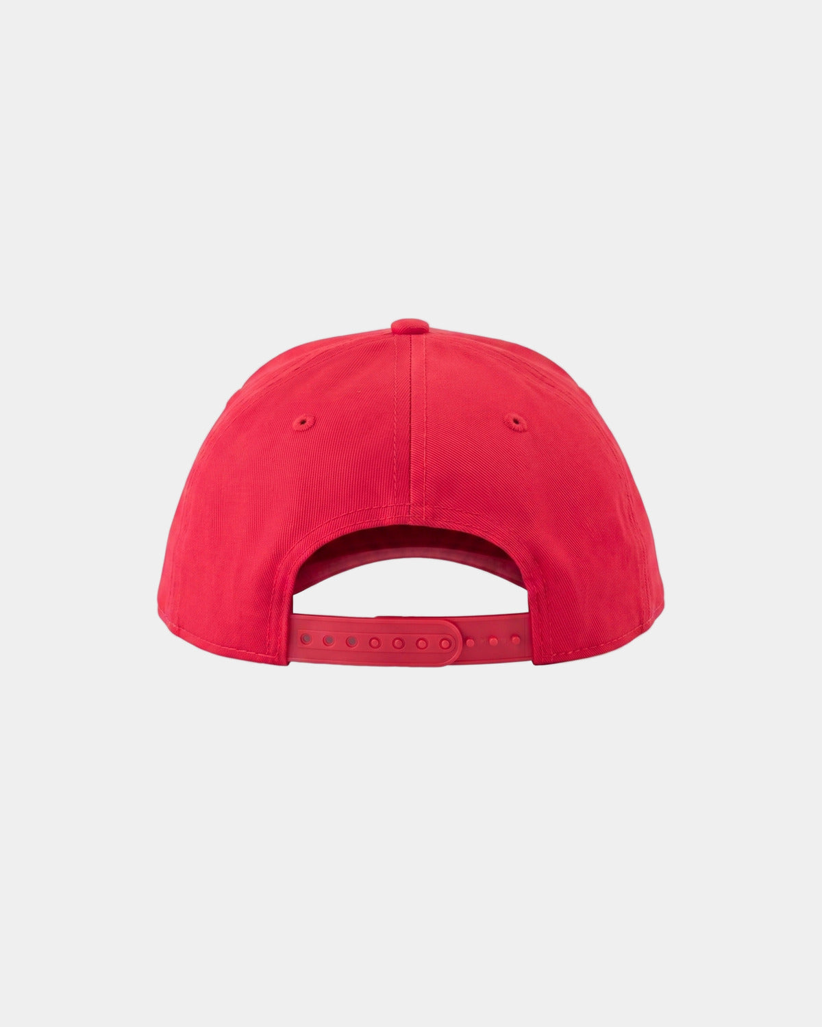 Casquette rouge en coton SGIÒ, vue de dos, sangle de réglage en plastique, sur fond clair