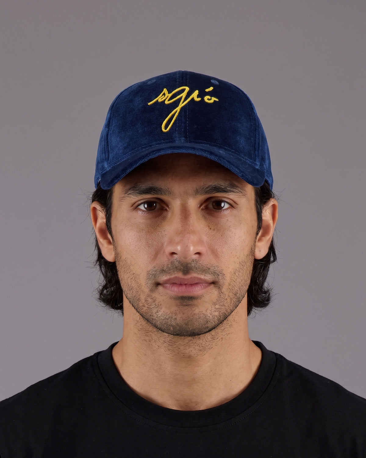 Casquette Corse en velours bleu portée, broderie dorée, homme, studio