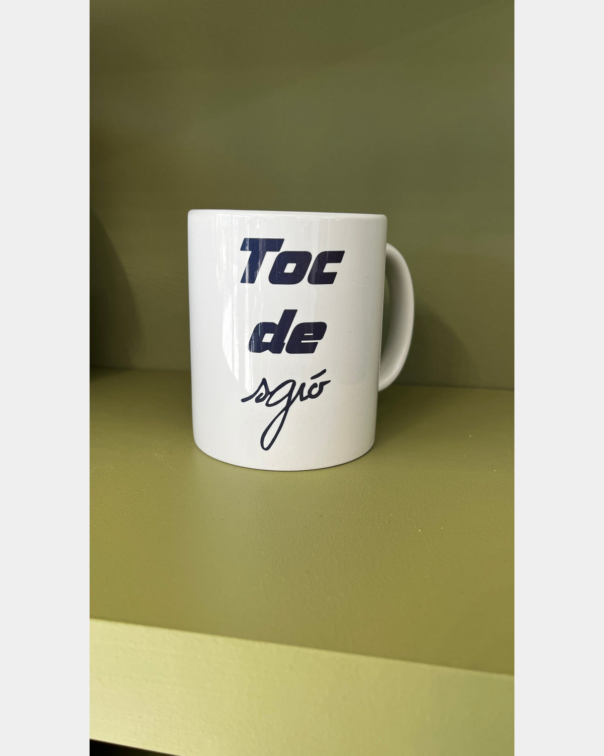mug toc de, vue de face sur fond clair