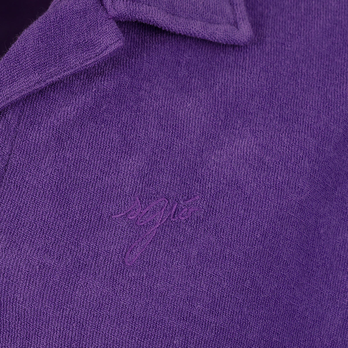 polo en éponge pour homme, couleur violet Murtoli, alliant confort et élégance. Ce polo doux et léger en éponge est conçu pour offrir une sensation agréable sur la peau, tout en étant idéal pour les moments de détente ou les journées estivales. La couleur violet Murtoli, inspirée des nuances riches et authentiques du Domaine de Murtoli, apporte une touche de sophistication unique à ce modèle. Parfait pour un look décontracté et raffiné, ce polo en éponge est un incontournable