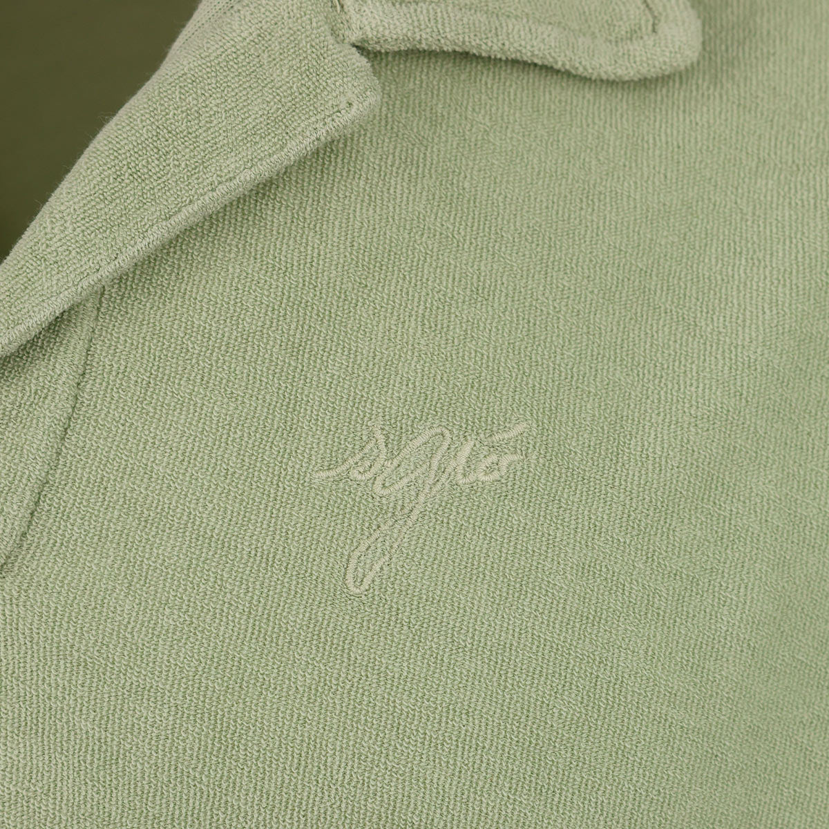 Polo en éponge pour homme, couleur Nepita, inspirée de la plante corse. Ce polo léger et confortable offre une teinte herbacée et apaisante, parfaite pour un look décontracté et raffiné. Assorti à notre short en éponge, il crée un ensemble harmonieux et authentique, alliant qualité et style