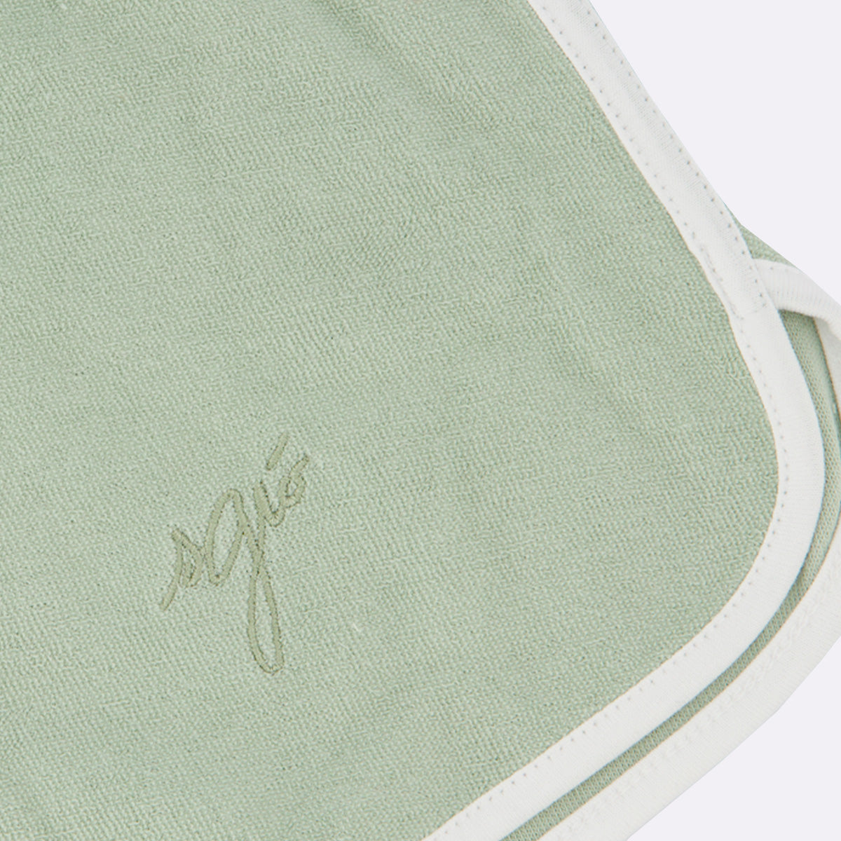 Short en éponge pour femme, couleur sauge, alliant confort et style décontracté. Ce short léger et doux est idéal pour les journées chaudes ou les moments de détente. Sa matière en éponge offre une sensation agréable sur la peau, tandis que la couleur sauge, tendance et apaisante, apporte une touche de fraîcheur à votre garde-robe. Parfait pour un look casual ou sportif, ce short en éponge est un incontournable pour celles qui recherchent à la fois confort et élégance.
