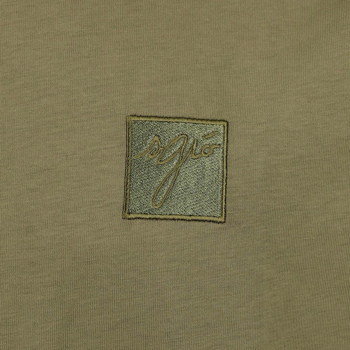 T-shirt classique coupe fit, couleur kaki, signé par une marque corse, avec broderie SGIO sur le cœur. Ce t-shirt allie confort et style grâce à sa coupe ajustée qui met en valeur la silhouette, tout en offrant une grande liberté de mouvement. La couleur kaki, intemporelle et élégante, se combine parfaitement avec la broderie discrète SGIO sur le cœur, ajoutant une touche de raffinement et d'authenticité. Fabriqué avec des matériaux de qualité