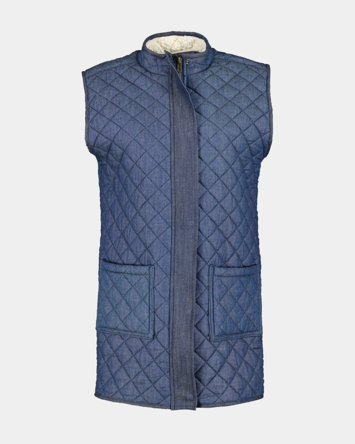 Veste matelassée en denim, vue de face sur fond clair